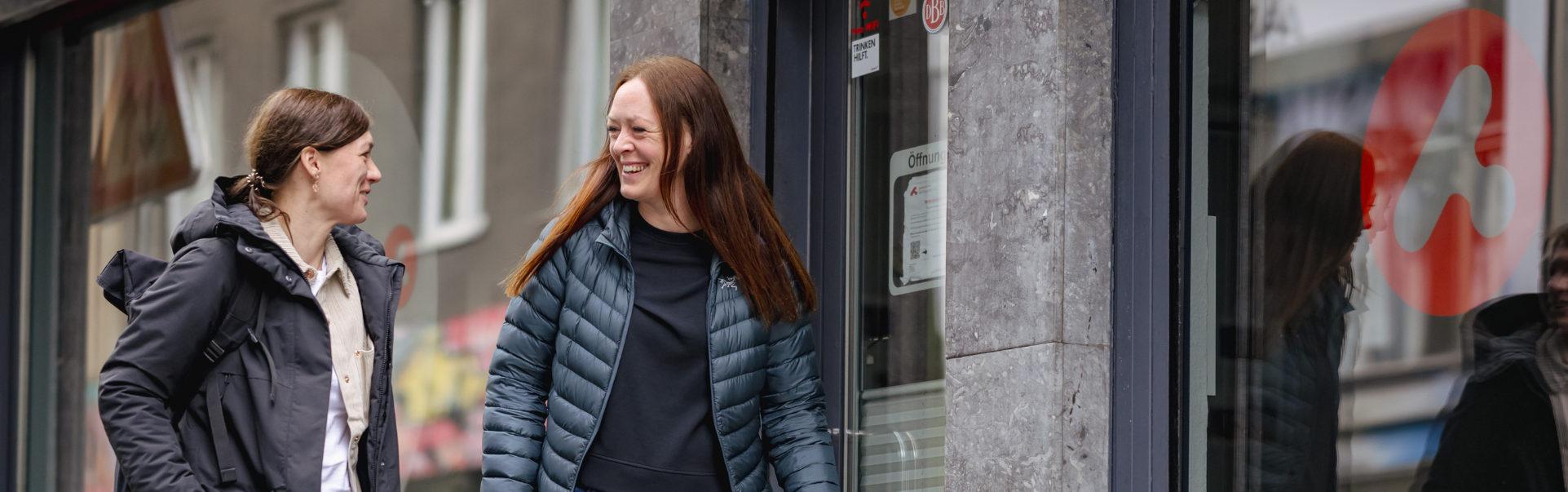 Sozialarbeiterinnen der aidshilfe dortmund bei der Arbeit in der sozialen Beratung und HIV-Prävention