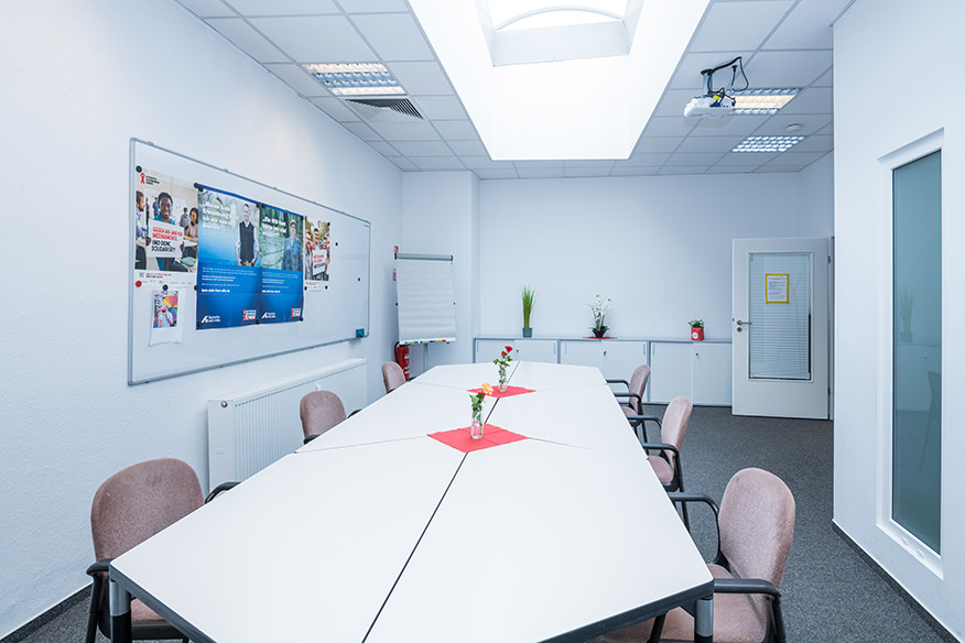 Konferenzraum der aidshilfe dortmund – Besprechungsraum für Teammeetings, Schulungen und Fortbildungen