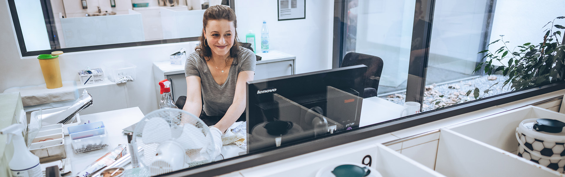 Gesundheits- und Krankenpflegerin der aidshilfe dortmund im Einsatz in der Drogenhilfe und Gesundheitsprävention in Dortmund