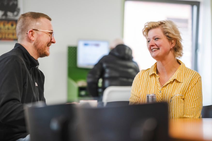 Rettungsassistentin und Kollege der aidshilfe dortmund im Einsatz – Teamarbeit in der Gesundheits- und Drogenhilfe in Dortmund