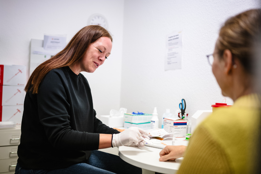 Sozialpädagogin der aidshilfe dortmund führt einen HIV-Test in Dortmund durch