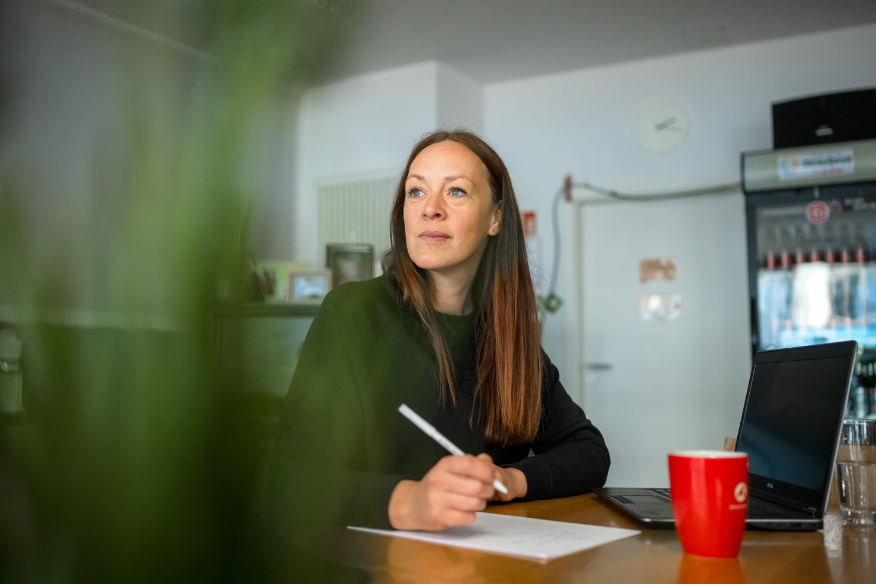 Sozialpädagogin der aidshilfe dortmund arbeitet am Schreibtisch in der Beratungsstelle in Dortmund