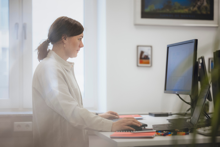 Steuerfachangestellte Ina der aidshilfe dortmund arbeitet am Computer in der Verwaltung in Dortmund