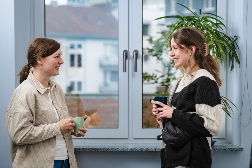 Steuerfachangestellte Ina der aidshilfe dortmund arbeitet gemeinsam mit einer Kollegin im Büro in Dortmund